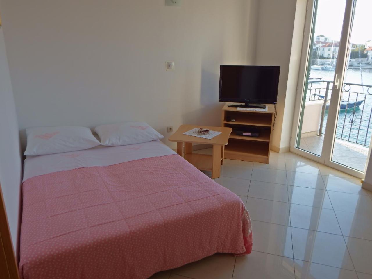 Direct At Sea Apartment Postira Bagian luar foto