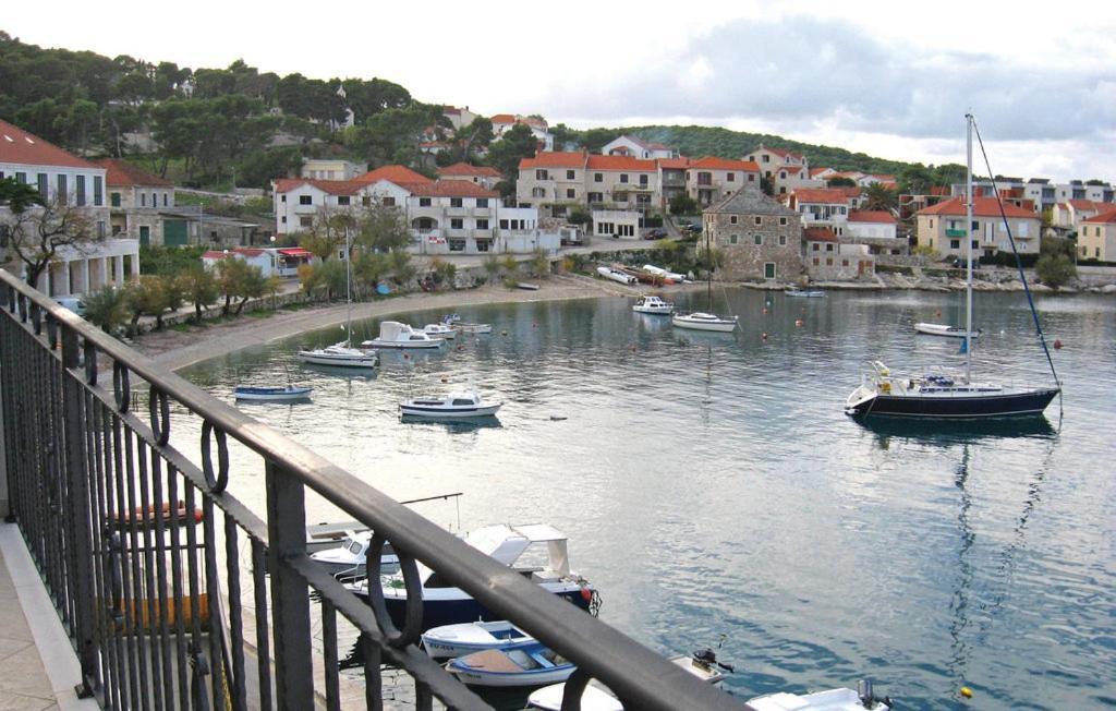 Direct At Sea Apartment Postira Bagian luar foto