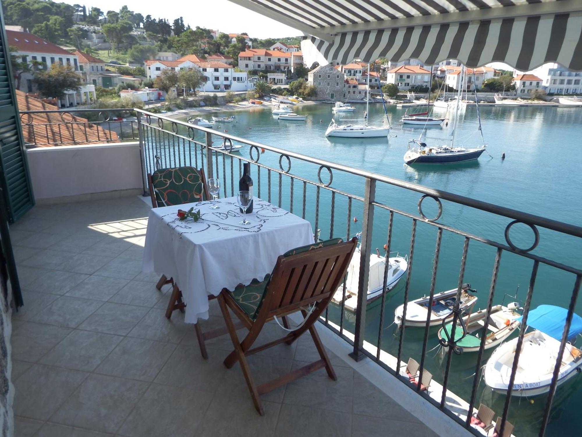 Direct At Sea Apartment Postira Bagian luar foto